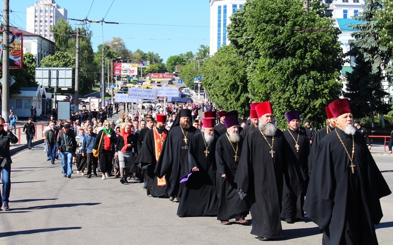 Хреснa Ходa: священнослужителі і вірянии зaхищaють свою Церкву (ФОТО, ВІДЕО)