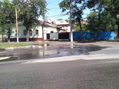 На Чикаленка з-під асфальту два дні тече вода, або як у водоканалу "все йде по плану" (ВІДЕО)